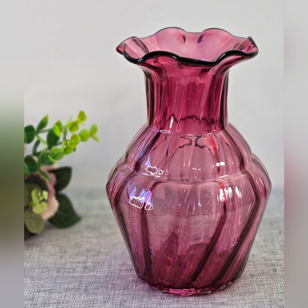 Vintage Cranberry Glass Swirl‎ Vase Scalloped Rim Hand Crafted Fenton? Style